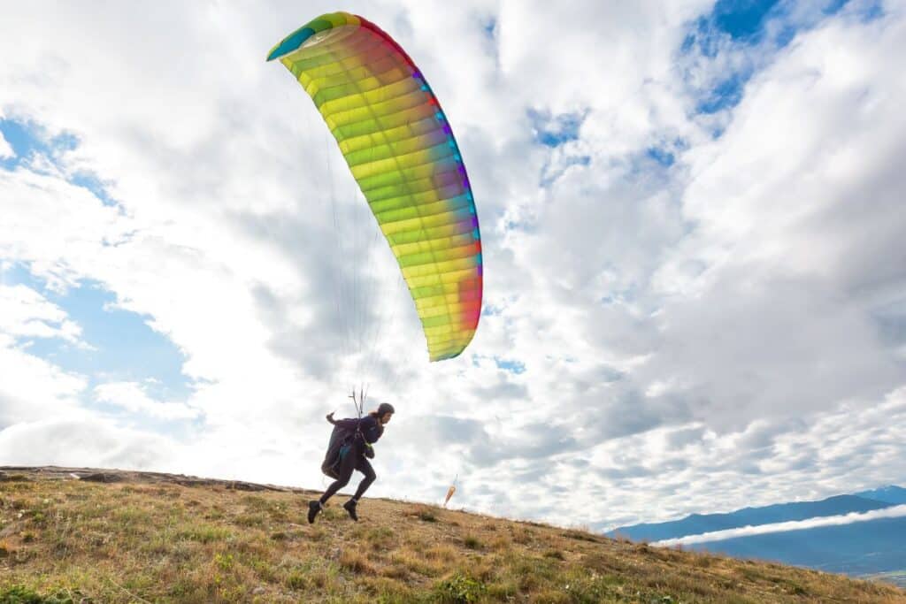 Pourquoi l’Auvergne est une destination incontournable pour un baptême de parapente ?